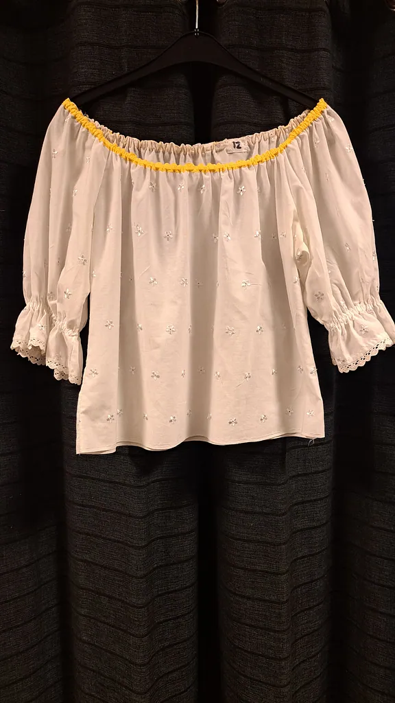 Witte blouse Wijde hals gele rand