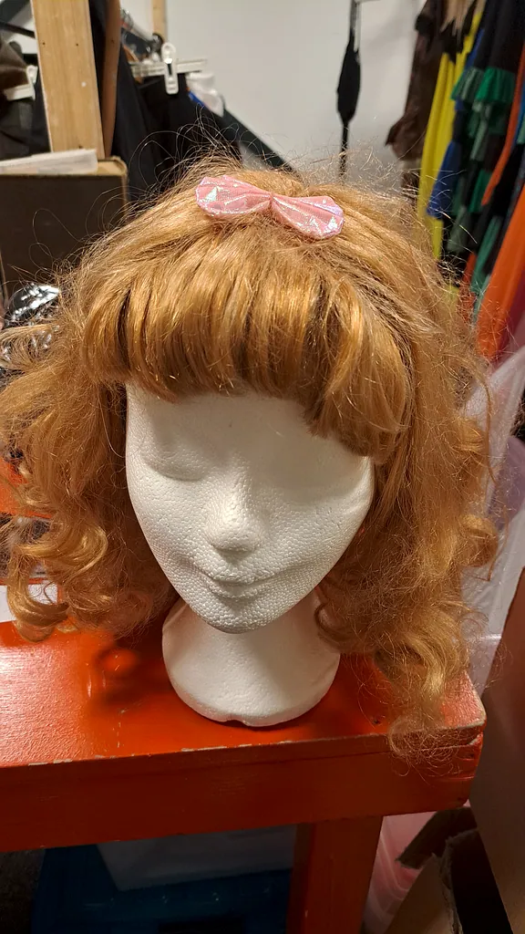 Pruik rood bruin met strik
