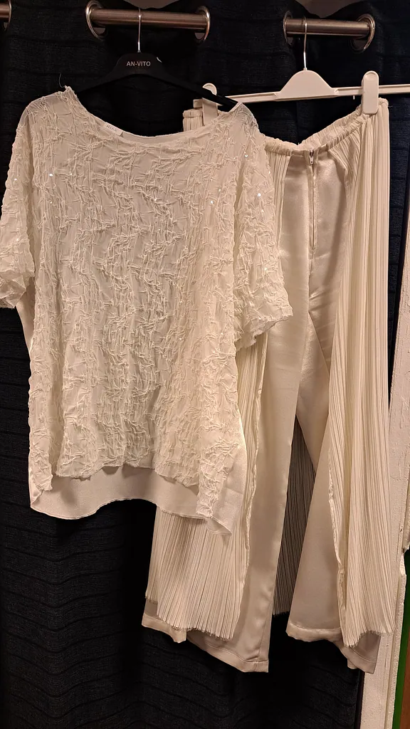 Witte plooi broek met top, foto 2 van 3