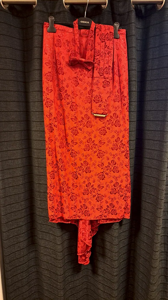 Rode rok met vlinderstrik en cumberband , foto 1 van 2