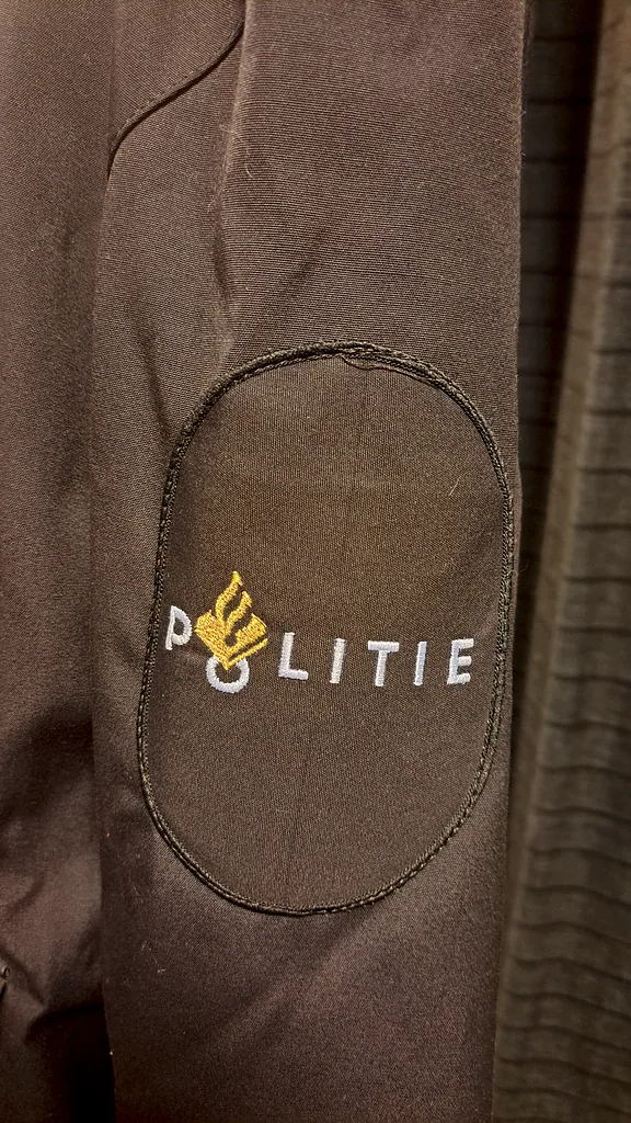 Politie kostuum jas broek en pet, foto 2 van 2
