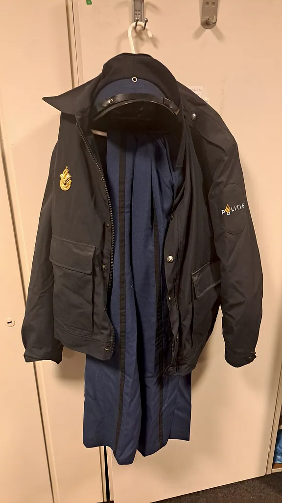 Politie kostuum met pet, foto 3 van 3