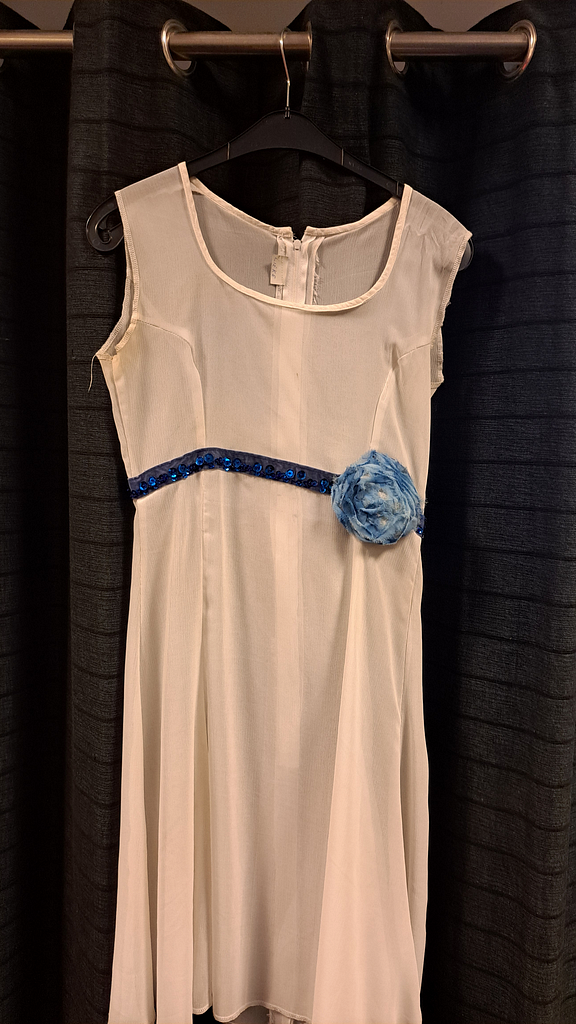 Witte jurk met blauwe riem