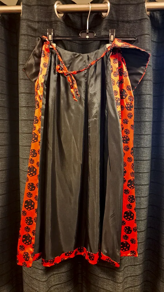 Zwarte blouse met cape in dobbelstenen thema, foto 2 van 2