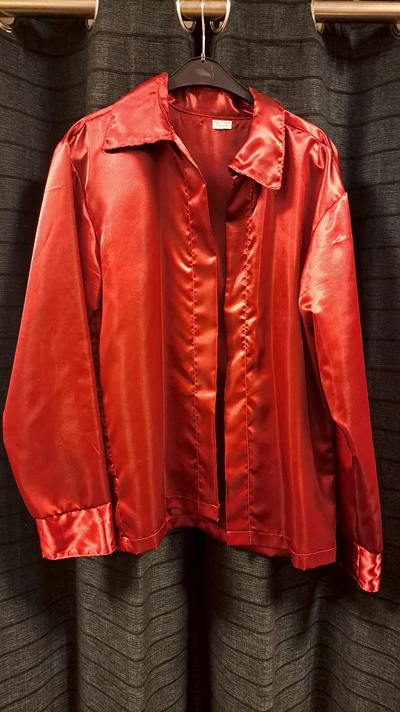 Rode glimmende blouse open vallend 