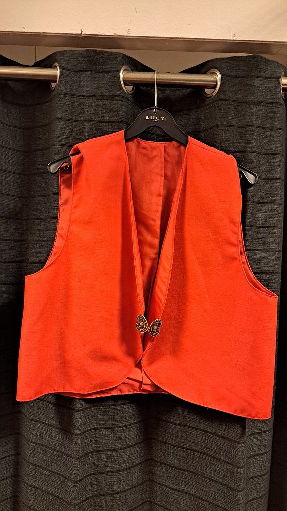 Rood gilet met gouden knoop