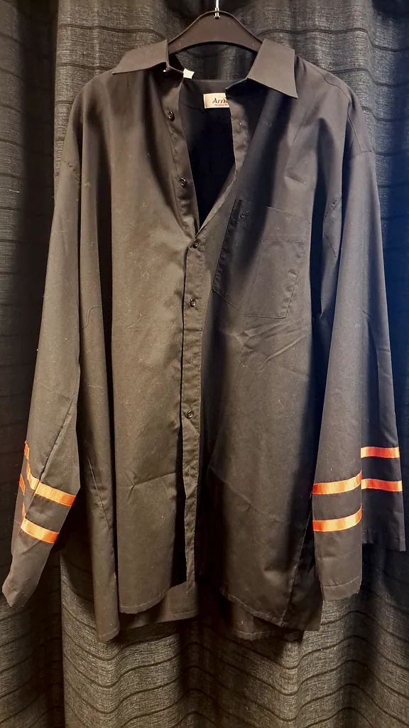 Zwarte blouse met cape in dobbelstenen thema, foto 1 van 2