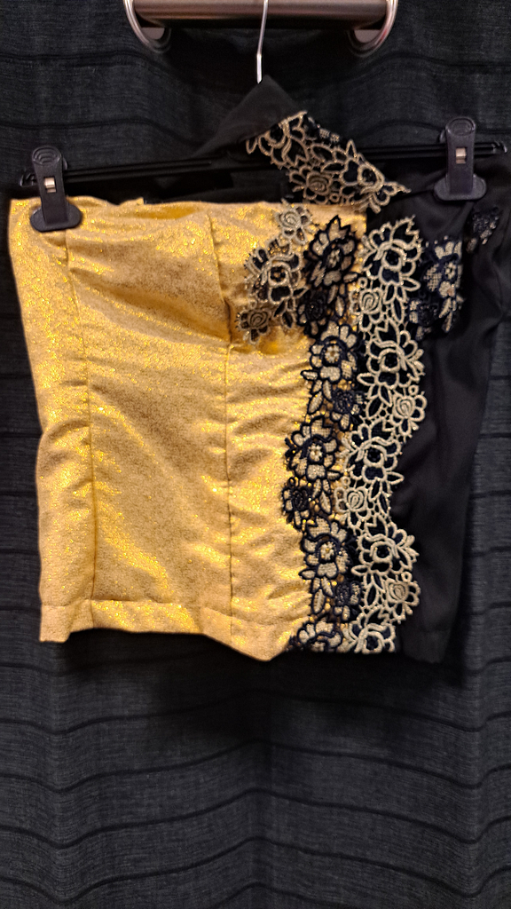 Top met halsband