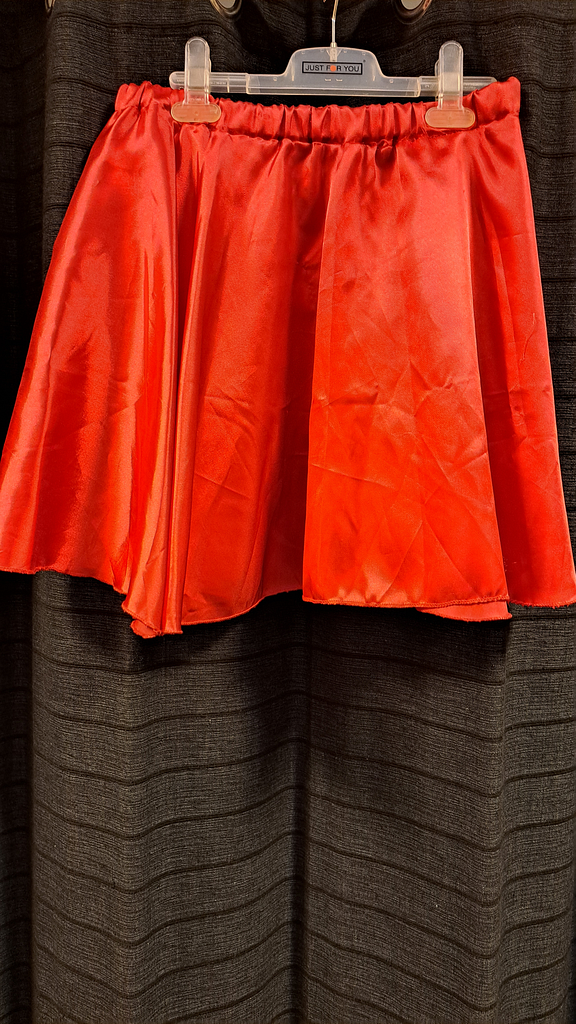 Rood glimmende rok