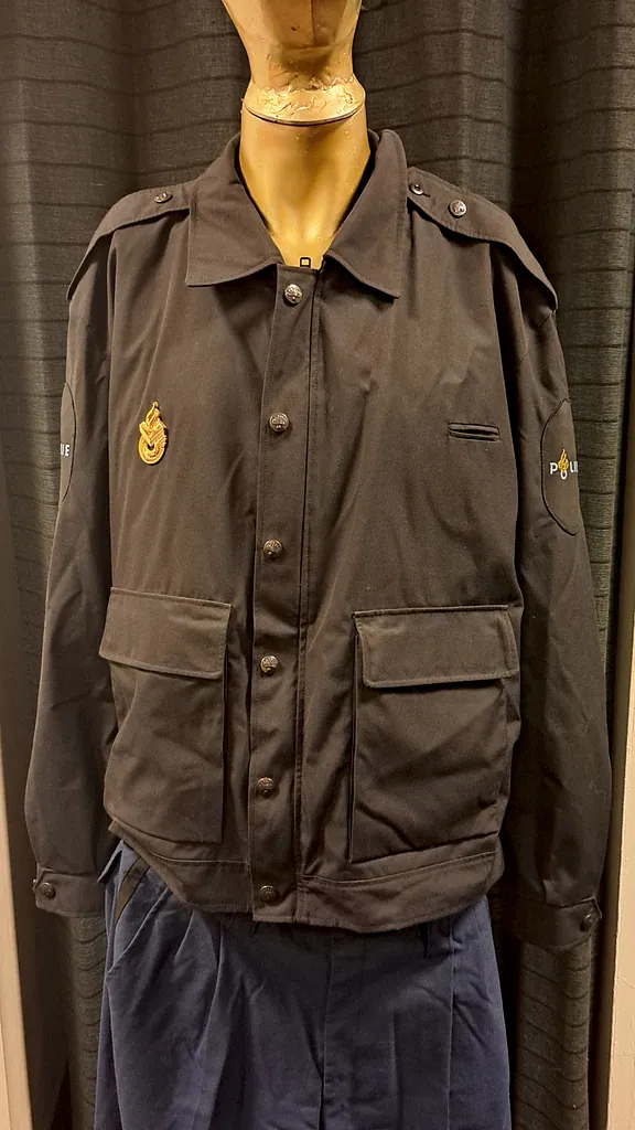 Politie kostuum jas broek en pet, foto 1 van 2