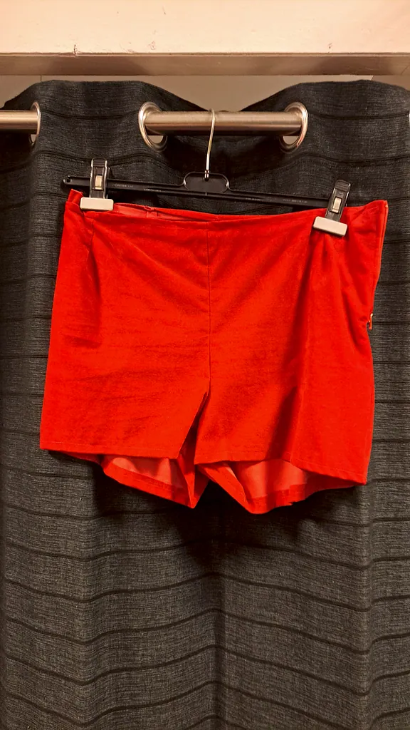 Rood kort broekje