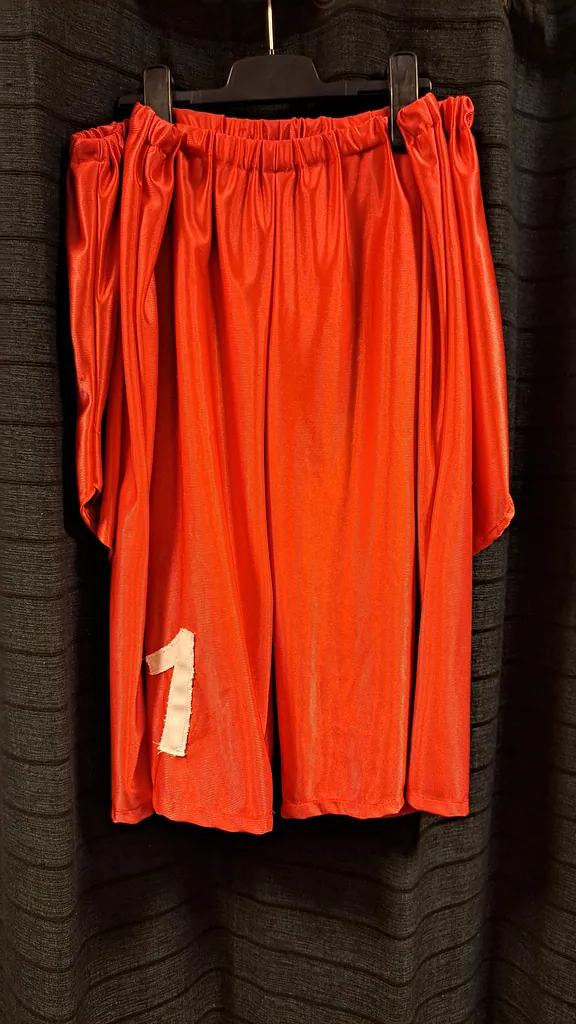 Rode tops met broek  met nummers , foto 3 van 3