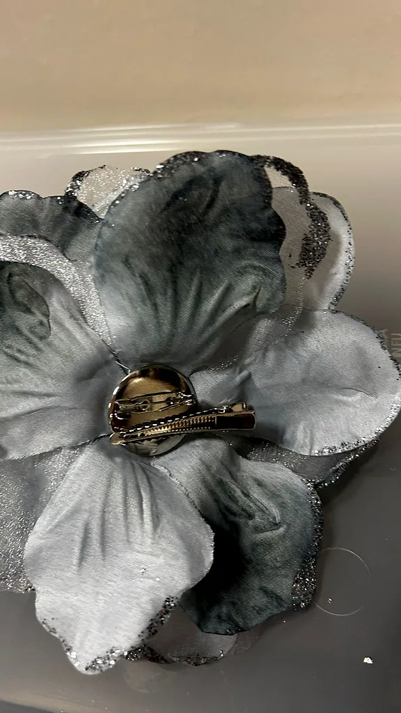 Corsage bloem zilverkleur, foto 2 van 3