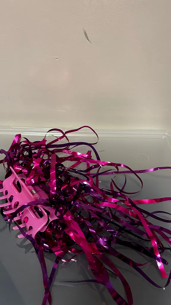 Haarclip met roze franjes 