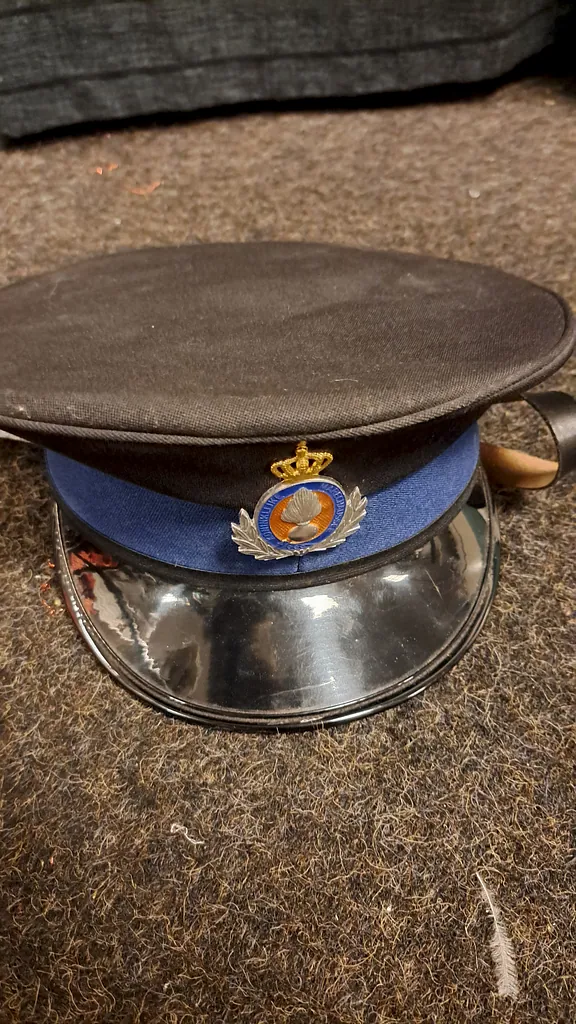 Politie kostuum met pet, foto 2 van 3