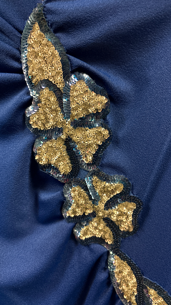 Blauwe galajurk met glitterdetail, foto 1 van 2